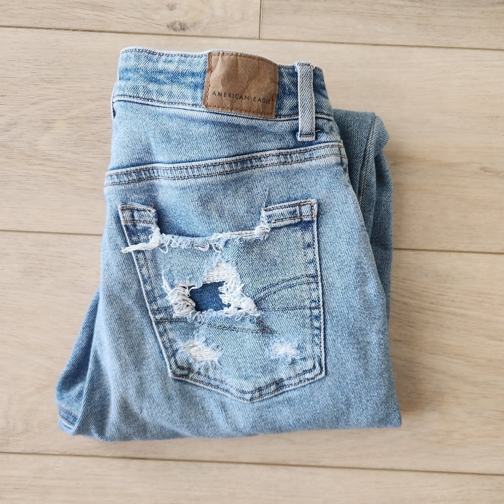 American Eagle Mom Jean Womens Size 2 Distressed Light Wash Denim